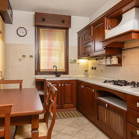 Ganden In With Free Parking Apartamento Módena