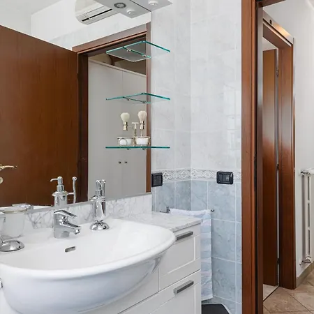 Ganden's Flat Modena